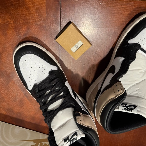 Nike- WMNS AIR JORDAN 1 retro hi og Latte Sz 12 - Picture 6 of 7
